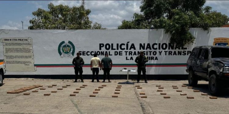 Cae dos hombres transportando 78 kilos de marihuana en La Guajira