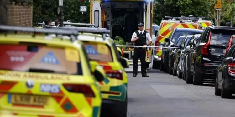 Hombre de 36 años hirió a varias personas con una espada en el este de Londres