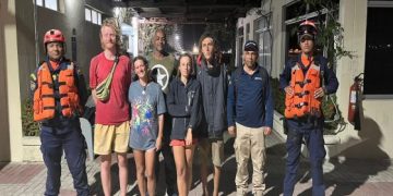 La Armada de Colombia rescató a cinco turistas europeos que se encontraban a la deriva en el Mar Caribe