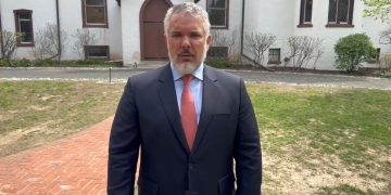 Expresidente Iván Duque respalda a Álvaro Uribe ante llamado a juicio: “Su honestidad siempre triunfará”