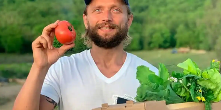 Condenan a un influencer vegano por dejar morir de hambre a su bebé recién nacido