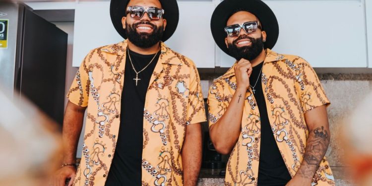 Criss y Ronny, en las pantallas del Times Square de Nueva York, anuncian su nuevo éxito ‘Moral’ junto a Lil Silvio