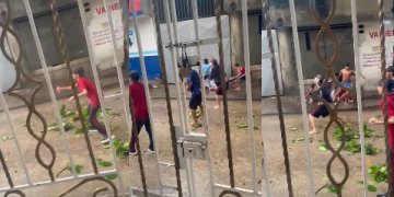 A palo, piedra y machetes se enfrentaron jóvenes bajo la lluvia en Villa Katanga: varios lesionados