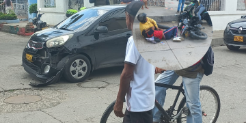 Carro embistió a una moto en Santa Inés: el conductor y una estudiante herida