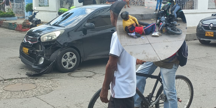 Carro embistió a una moto en Santa Inés: el conductor y una estudiante herida