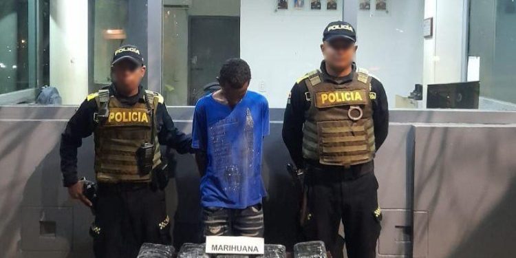 Policía Nacional captura a “el Deivis”, con 10 paquetes de marihuana prensados