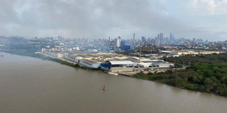 Aeronave ya está descargando agua sobre incendios en isla Salamanca