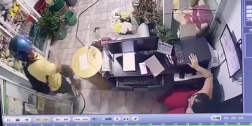 Mujer fue atacada con tijeras por su expareja en una floristería de Bucaramanga