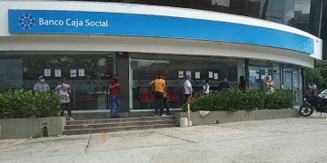 Delicuentes en moto y carro cometieron ‘taquillazo’ en Banco Caja Social de la calle 72 con 43