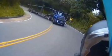 Imprudencia vial: Conductor de una tractomula casi ocasiona una tragedia por ir chateando