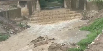 El Pozo: un arroyo que amenaza con arrastrar casas en Hibácharo y contratista no responde por obras