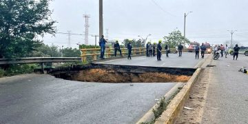 A cuatro suben los muertos por desplome del puente de la calle 30