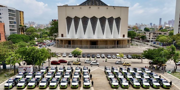¡A dar resultados! 40 camionetas y un CAI fueron entregados por Char a la Policía Metropolitana