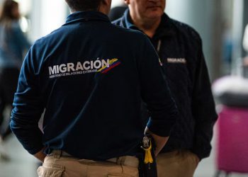 Destituyen a funcionario de Migración por cobrar para realizar trámites