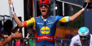 Jonathan Milan ganó la etapa 4 del Giro de Italia en un esprint de infarto