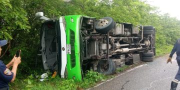 Bus de servicio especial se volcó en la vía a Tubará