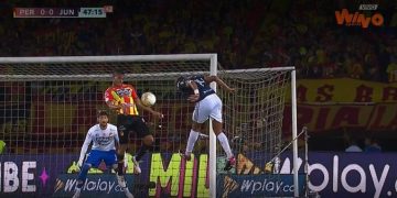 La polémica mano no sancionada por Roldán: ¿Era penal para Junior?