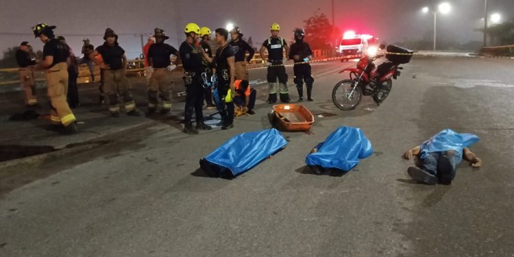 Identifican a dos de la víctimas mortales tras colapso de tramo en puente de la 30
