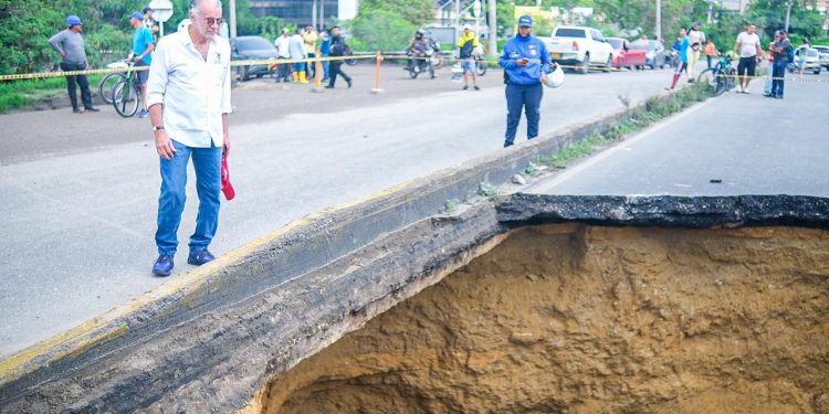 Gobernador Verano lamentó muerte de cuatro personas en emergencia en puente de la 30