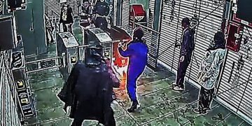 Delincuentes encapuchados le prendieron fuego a una estación de Trasmilenio en medio de protestas