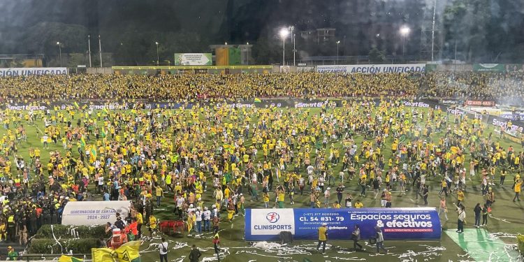 Santa Fe no permitirá hinchas visitantes tras invasión de campo y presunto maltrato en estadio de Bucaramanga