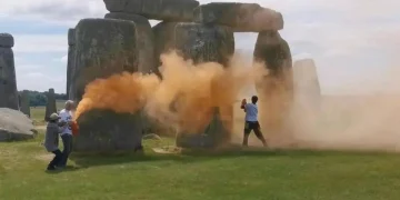 Activistas vandalizan con spray naranja el monumento neolítico de Stonehenge
