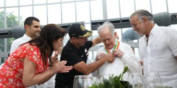 Alejandro Char condecora a Luis Carlos Sarmiento Angulo con la medalla ‘Ciudad Barranquilla’, recibe mensaje de Luis Díaz y la camiseta del Junior
