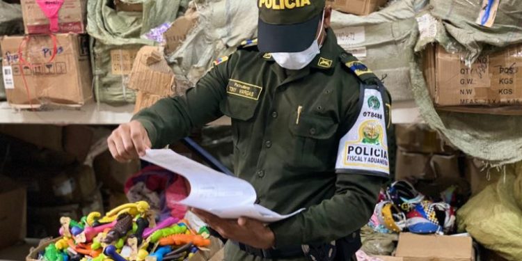 Policía Fiscal y Aduanera decomisa millonario cargamento ilegal en la vía Barranquilla – Santa Marta
