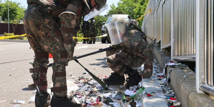 Seúl amenaza con tomar “duras medidas” por globos de basura norcoreanos