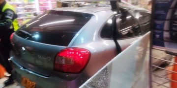 Carro chocó de frente contra tienda Ara en Paraíso: un herido