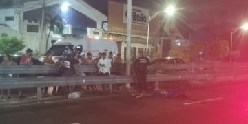 Joven en moto perdió el control y murió tras ser embestido por un taxi en la Circunvalar