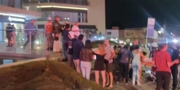 Dos muertos y al menos 15 heridos deja colapso de terraza en un bar en México
