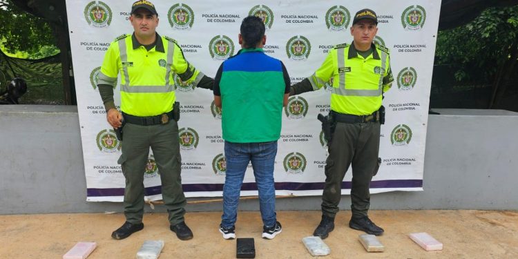 Capturan a pasajero de bus transportando 13 paquetes de clorhidrato de cocaína en zona rural de Dibulla, La Guajira