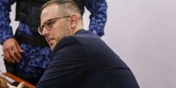 Poulos le negó la mano y se burló de juez que lo condenó a 42 años