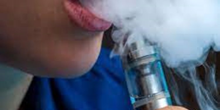 Joven terminó hospitalizada por colapso de pulmón tras vapear en una semana el equivalente a 400 cigarrillos
