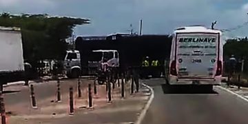 Bloqueo de camioneros en el Caribe afecta tránsito cerca al puente Pumarejo