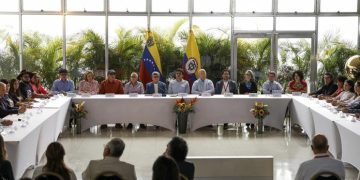 Sectores políticos respaldan cierre de proceso con el ELN y abogan por replantear estrategia de paz