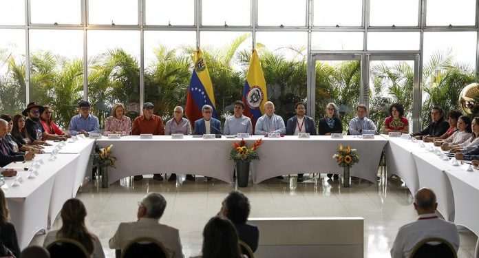 Sectores políticos respaldan cierre de proceso con el ELN y abogan por replantear estrategia de paz
