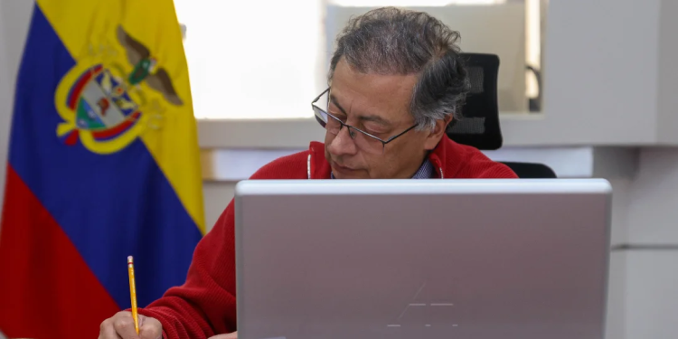 Petro advierte que si Congreso no aprueba presupuesto en $523 billones, lo sacaría por decreto