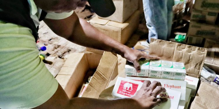 Grupo Anticontrabando del Atlántico decomisó 104 cajas de licor adulterado en ‘El Boliche’