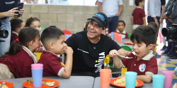 Alejandro Char inaugura nueva infraestructura y cocina escolar en la IED La Unión de Barranquilla