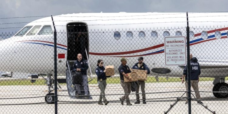 Venezuela se reserva acciones legales tras confiscación de avión de Maduro