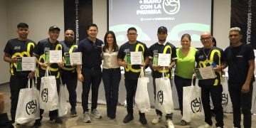 140 hombres se certifican en coctelería y barbería a través de cursos ‘De la mano con la primera’