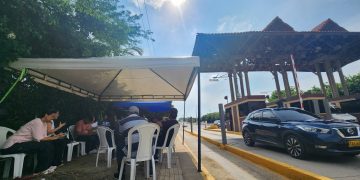 Ciudadanía se encadenó en el peaje ‘Papiros’ en defensa de intereses colectivos
