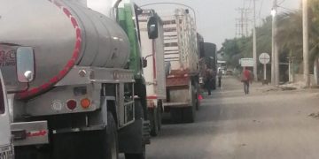 Camioneros bloquearon el puente Pumarejo y adelantan ‘plan tortuga’ en la Circunvalar