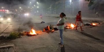 Vías bloqueadas y atracadores haciendo su agosto en segundo día de protestas por falta de energía