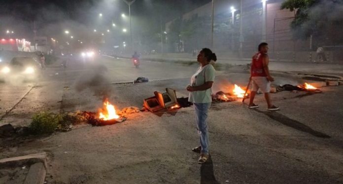 Vías bloqueadas y atracadores haciendo su agosto en segundo día de protestas por falta de energía