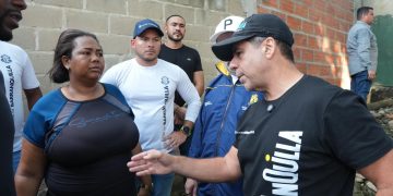 Alcalde de Barranquilla, Alejandro Char visita a familias damnificadas en La Manga tras fuertes lluvias