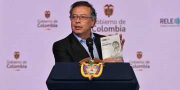 Petro firmó directiva para evitar estigmatiar la prensa