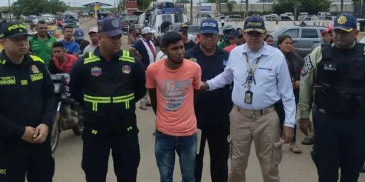 Venezuela captura y entrega a Colombia a sospechoso del asesinato de un patrullero
